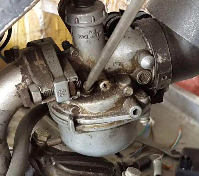 Hình ảnh cho thấy cách tinh chỉnh ốc chế hòa khí xe máy