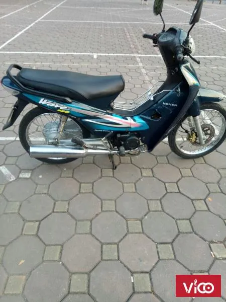 Ảnh toàn cảnh xe Wave xanh lục Thái 110cc đời 2002, màu sơn nguyên bản, được bảo quản tốt.