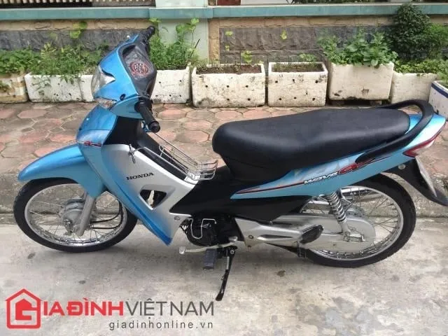 Xe Wave Alpha 2014 màu đỏ đen bạc, nhìn từ góc trước, minh họa cho thiết kế cơ bản và giá trị của dòng xe số 100cc.