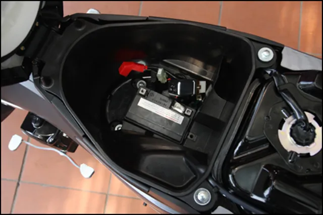 Cận cảnh tem xe Wave Alpha 2014 mới, thể hiện sự kết hợp hài hòa giữa màu sắc trẻ trung và các đường nét hiện đại trên thân xe.