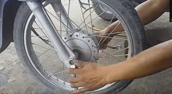 Thao tác Tháo Bánh Xe máy trước khi thực hiện cách thay vòng bi xe máy