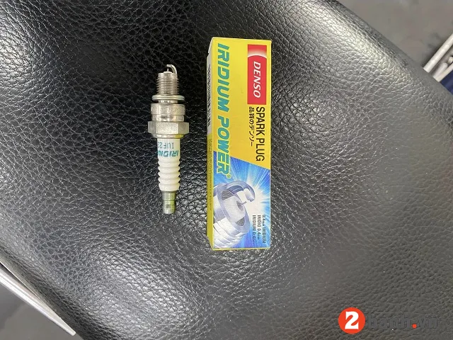 Bugi Iridium cao cấp, một trong những phụ tùng độ xe Wave quan trọng giúp tối ưu hóa khả năng đánh lửa.