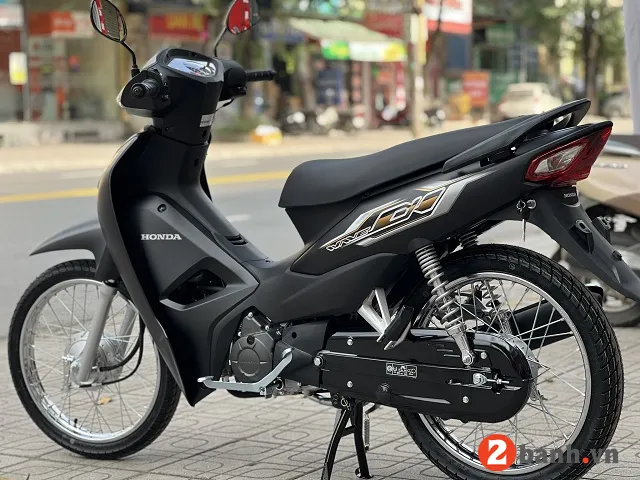 Người dùng điều khiển xe Wave Alpha trên đường phố, minh họa quãng đường di chuyển thực tế