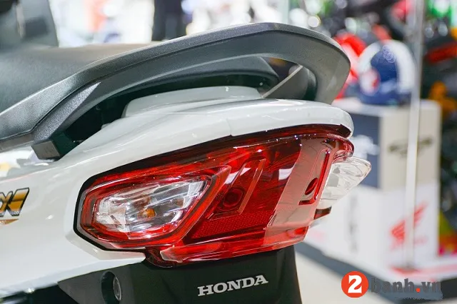 Thiết kế phía sau Wave Alpha 2025 cân đối với cụm đèn hậu liền khối