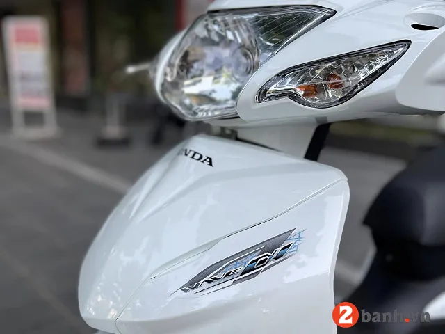 Logo xe Wave Alpha 2025 được thiết kế lại, nổi bật trên nền yếm trước