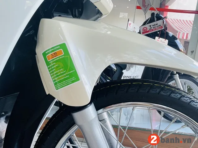 Honda Wave Alpha di chuyển trên đường phố, minh họa khả năng tiêu thụ nhiên liệu ấn tượng