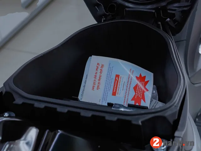 Dung tích cốp xe Wave Alpha 110 khoảng 5 lít được minh họa bằng các vật dụng cá nhân