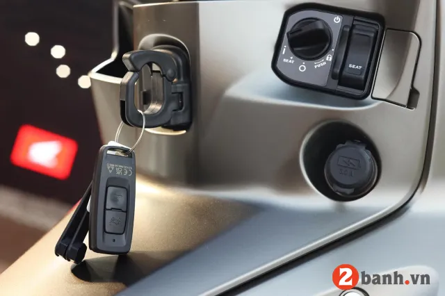 Tính năng tiện ích trên Wave 125i Thái bao gồm Smartkey và cổng sạc USB-C