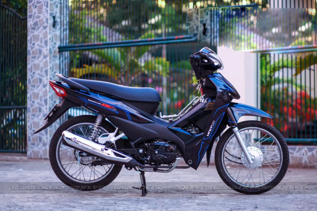 Chiếc Wave Alpha đen nhám dán tem trùm chỉ xanh nổi bật phong cách độ kiểng