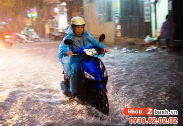 Xe máy bị ngập nước và chết máy trên đường, minh họa allintitle:cách sửa xe máy khi bị ngập nước khẩn cấp