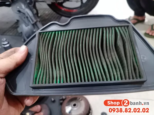 Vệ sinh hoặc thay thế bộ lọc gió bị ẩm ướt, một bước quan trọng trong cách sửa xe máy khi bị ngập nước