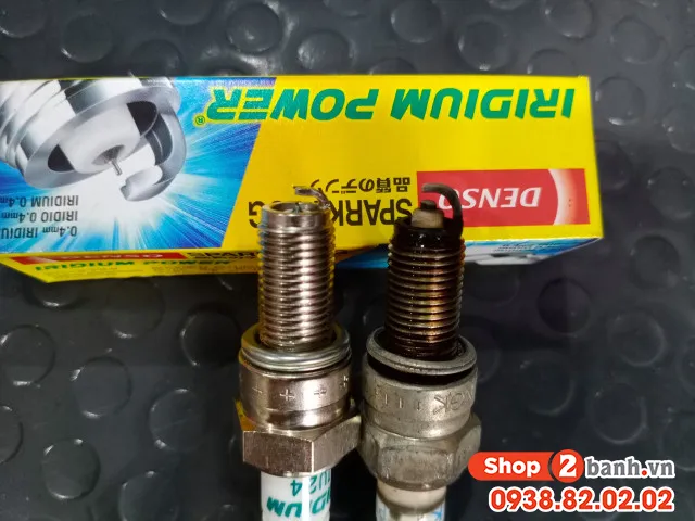 Thợ kỹ thuật đang tháo kiểm tra Bugi xe máy bị ngập nước để đảm bảo hệ thống đánh lửa hoạt động