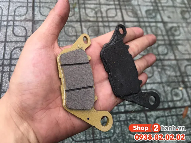 Cận cảnh cấu tạo và vật liệu ma sát của má phanh đĩa chất lượng cao khi thay phanh xe Wave.