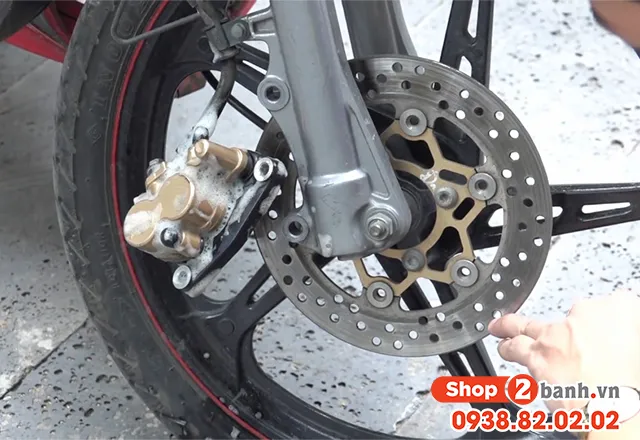 Dùng nước sạch hoặc dung dịch chuyên dụng rửa sạch lại các phần dung dịch tẩy rửa còn bám trên heo dầu và piston