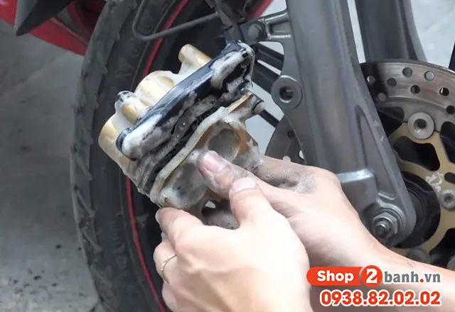 Dùng cọ mềm để vệ sinh kỹ lưỡng phần heo dầu, loại bỏ các mảng bám bẩn cứng đầu