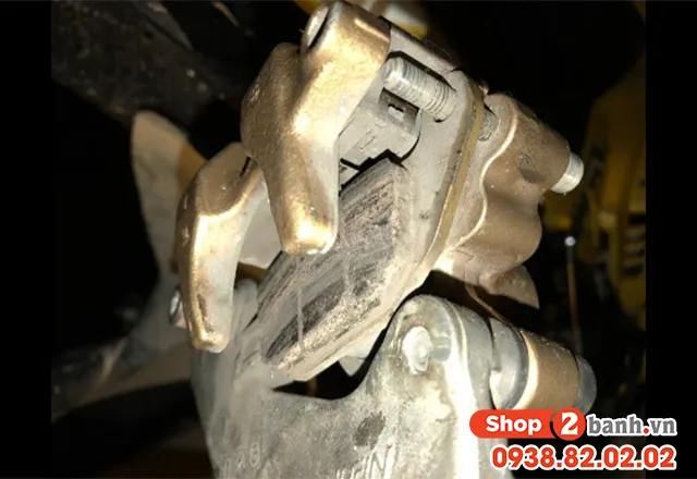 Hệ thống thắng đĩa xe máy dễ dàng bị bám bẩn do hoạt động ở vị trí thấp và tiếp xúc trực tiếp với môi trường đường