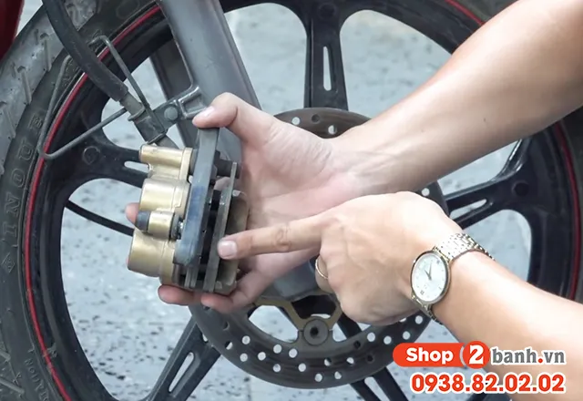 Kiểm tra phần bố thắng còn độ dày cần thiết hay không trước khi tiến hành vệ sinh toàn bộ cụm phanh