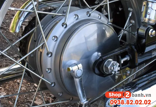 Kỹ thuật viên đang tiến hành điều chỉnh ốc căn chỉnh đũa phanh sau xe Wave để tăng lực phanh sau khi thay bố thắng.