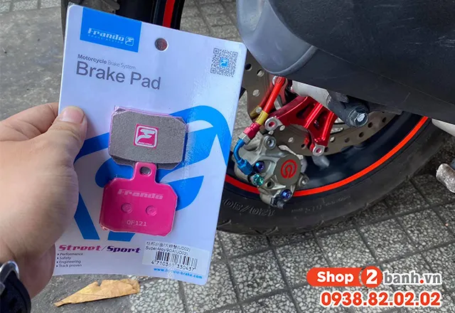 So sánh má phanh (bố thắng) sau xe Wave mới và cũ, đánh giá độ dày vật liệu ma sát tiêu chuẩn.
