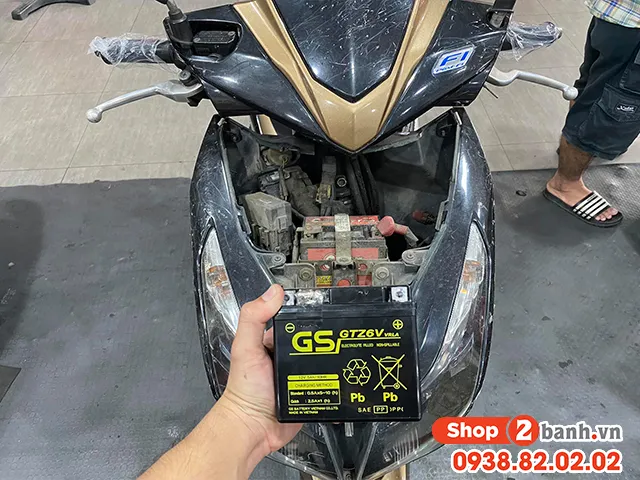 So sánh các loại ắc quy khô VRLA và ắc quy nước cho xe số và xe tay ga