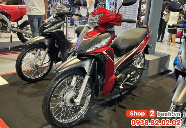 Người thợ kỹ thuật đang kiểm tra các chi tiết của bánh xe Wave sau khi bảo dưỡng