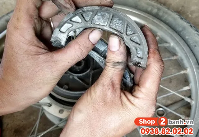 Hình ảnh tang trống phanh sau xe Wave bị mòn sâu và nhiễm dầu mỡ, nguyên nhân chính khiến hiệu suất thắng sau kém.