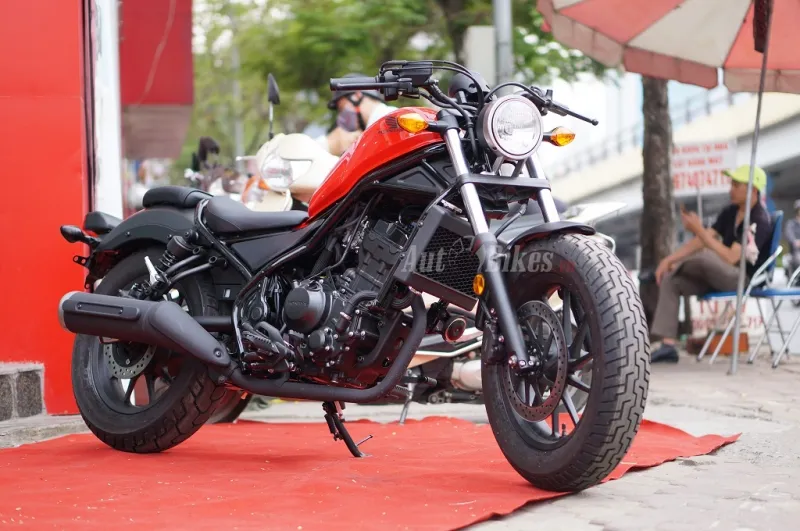 Hình ảnh chi tiết xe phân khối lớn Honda Rebel 300 màu đen, thông tin giá xe máy honda rebel 300