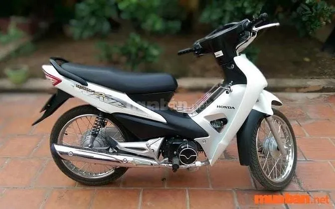 Thợ chuyên nghiệp kiểm tra hệ thống phanh và điện của xe máy cũ giá rẻ tại Hải Phòng