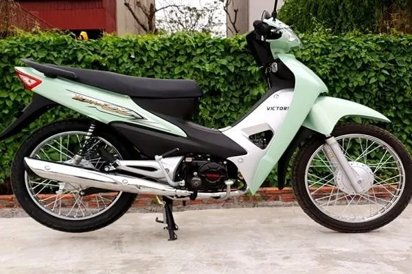 Hàng loạt xe máy 50cc cũ được xếp hàng chờ bán, minh họa cho thị trường xe đã qua sử dụng sôi động với mức giá phải chăng