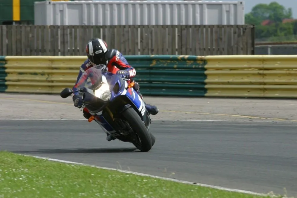 Thao tác nghiêng ngoài xe để giữ sự cân bằng