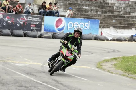 Giảm tốc độ trước khi vào cua