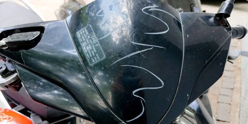 Các cách xóa vết bút xóa trên yên xe máy đều hiệu quả với các phương pháp và chất liệu khác nhau