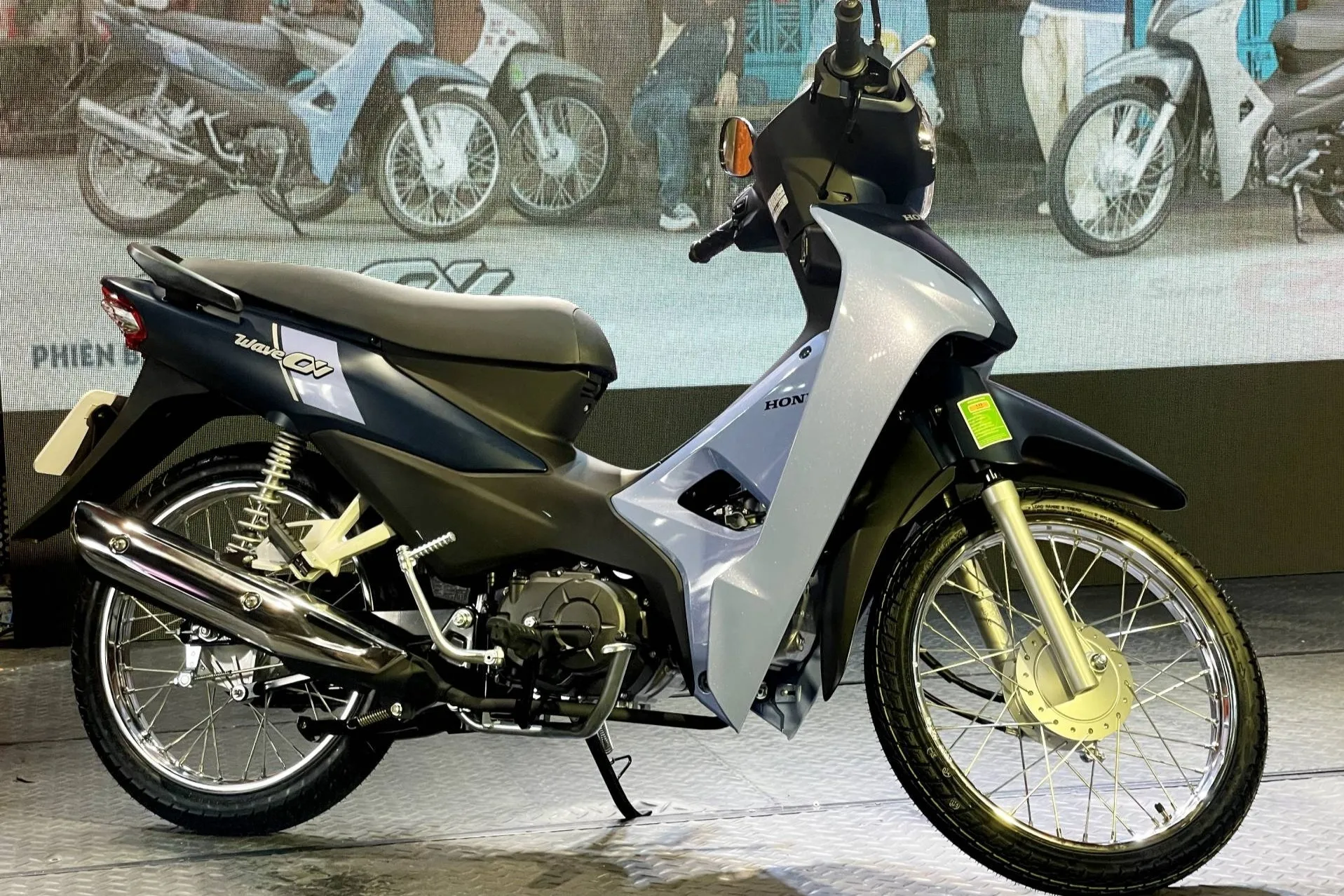 Hình ảnh tổng quan thị trường xe máy tay ga và xe số, cho thấy sự đa dạng về giá và mẫu mã cho tân sinh viên