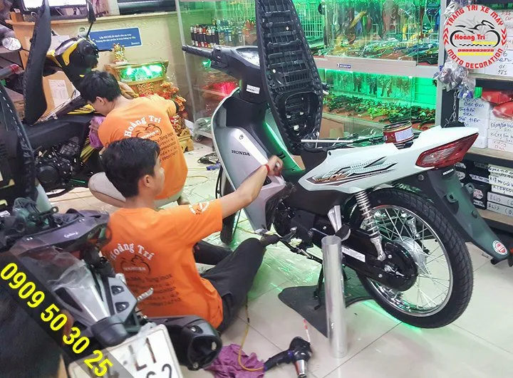 Dán keo xe Wave Alpha 2017 để bảo vệ lớp sơn trắng