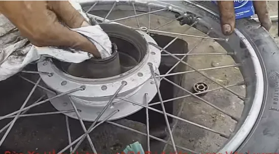 Vệ sinh sạch sẽ moay ơ và ổ trục bánh xe trước khi lắp vòng bi mới vào