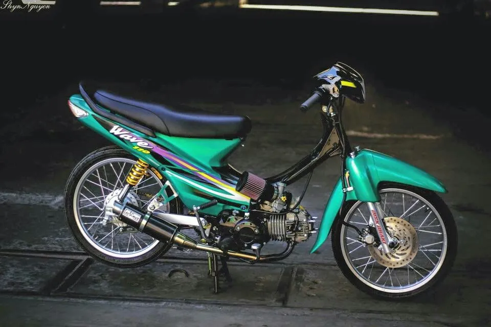 Nữ biker Lê Huỳnh Anh Vy bên chiếc Wave độ Drag, thể hiện đam mê tốc độ.