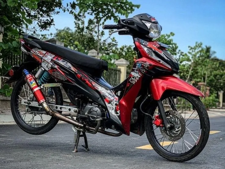 Ảnh minh họa allintitle:xe wave rsx độ đẹp nhất theo phong cách kiểng, tập trung vào màu sắc nổi bật và chi tiết mâm xe.