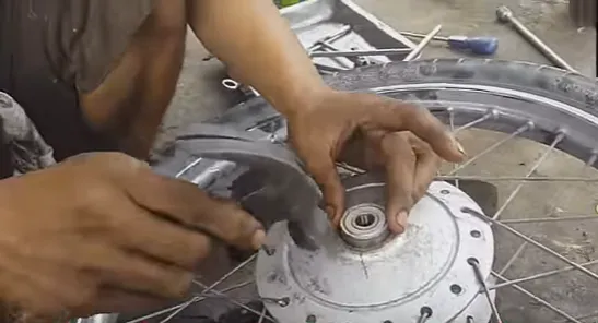 Đóng vòng bi mới vào trục bằng dụng cụ chuyên dụng, đảm bảo vòng bi vào cân trục, không bị lệch