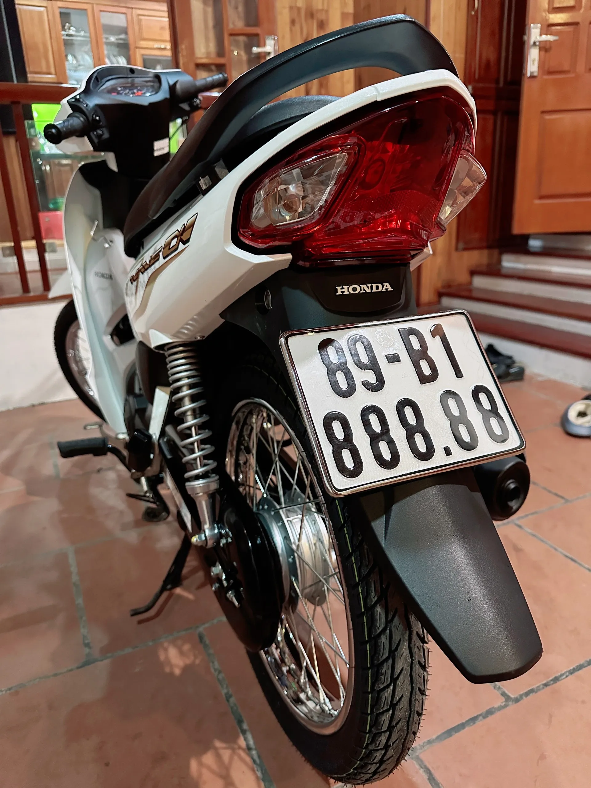 Biển số ngũ quý 8 là yếu tố chính khiến giá trị giao dịch xe số bình dân tăng gấp 10 lần trên thị trường bán xe wave độ