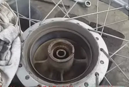 Lắp đặt ống chỉ (spacer) chính xác giữa hai vòng bi trước khi đóng vòng bi thứ hai và phốt chắn dầu