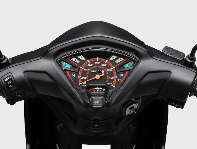 Tem xe mới với logo 3D RSX kết hợp cùng đường nổi sắc sảo trên thân xe