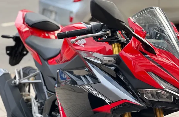 Honda CBR 150 ABS 2023 với thiết kế sportbike hiện đại và dải LED định vị ban ngày