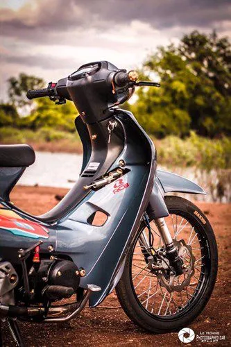 Honda Wave Thái, độ xe, nội công, Đà Lạt - Muốn sở hữu chiếc xe cá tính, độc đáo và tiện lợi? Hãy tới Đà Lạt và khám phá ngay chiếc Honda Wave Thái đã được chỉnh sửa độ ấn tượng, với những tính năng nội công cực chất. Sự phối hợp hoàn hảo giữa động cơ và phụ tùng độ cùng màu sơn tươi sáng, xe sẽ khiến bạn thích thú với mỗi chuyến đi.