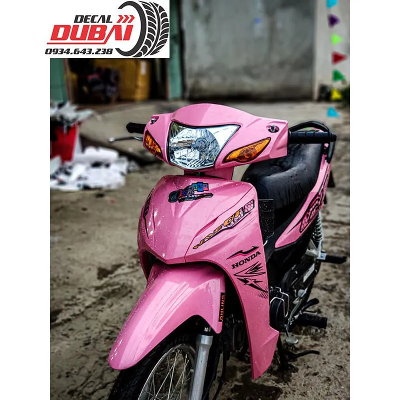 Tem trùm xe Wave A hồng mới mẻ sẽ làm cho chiếc xe của bạn trở nên cute và nữ tính hơn. Với thiết kế đặc trưng, tem trùm này sẽ làm cho Wave của bạn trở nên độc đáo và thu hút mọi ánh nhìn.