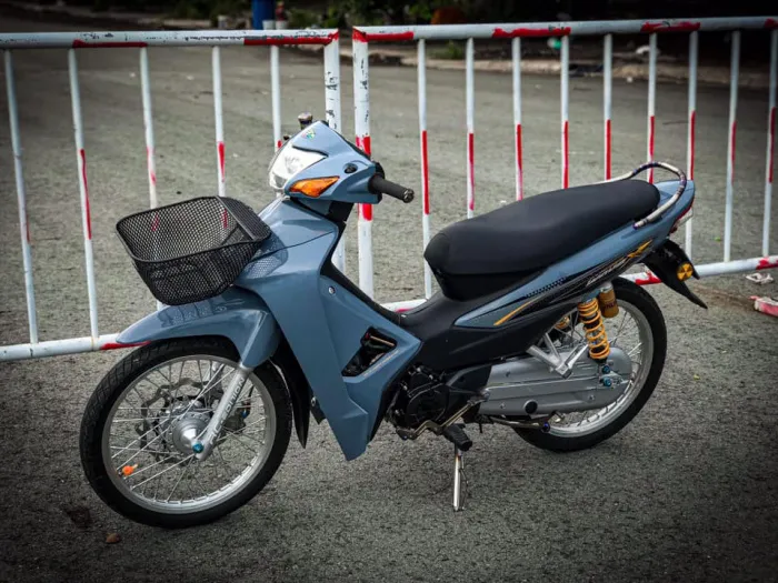 Hình ảnh xe Wave Alpha độ kiểng đơn giản với dàn áo màu vàng chanh và phuộc sau zin