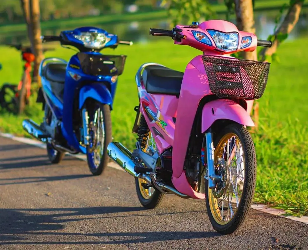 Ảnh xe Wave 50cc độ kiểng cơ bản, phù hợp với đối tượng học sinh, sinh viên, nhấn mạnh sự trẻ trung, năng động.