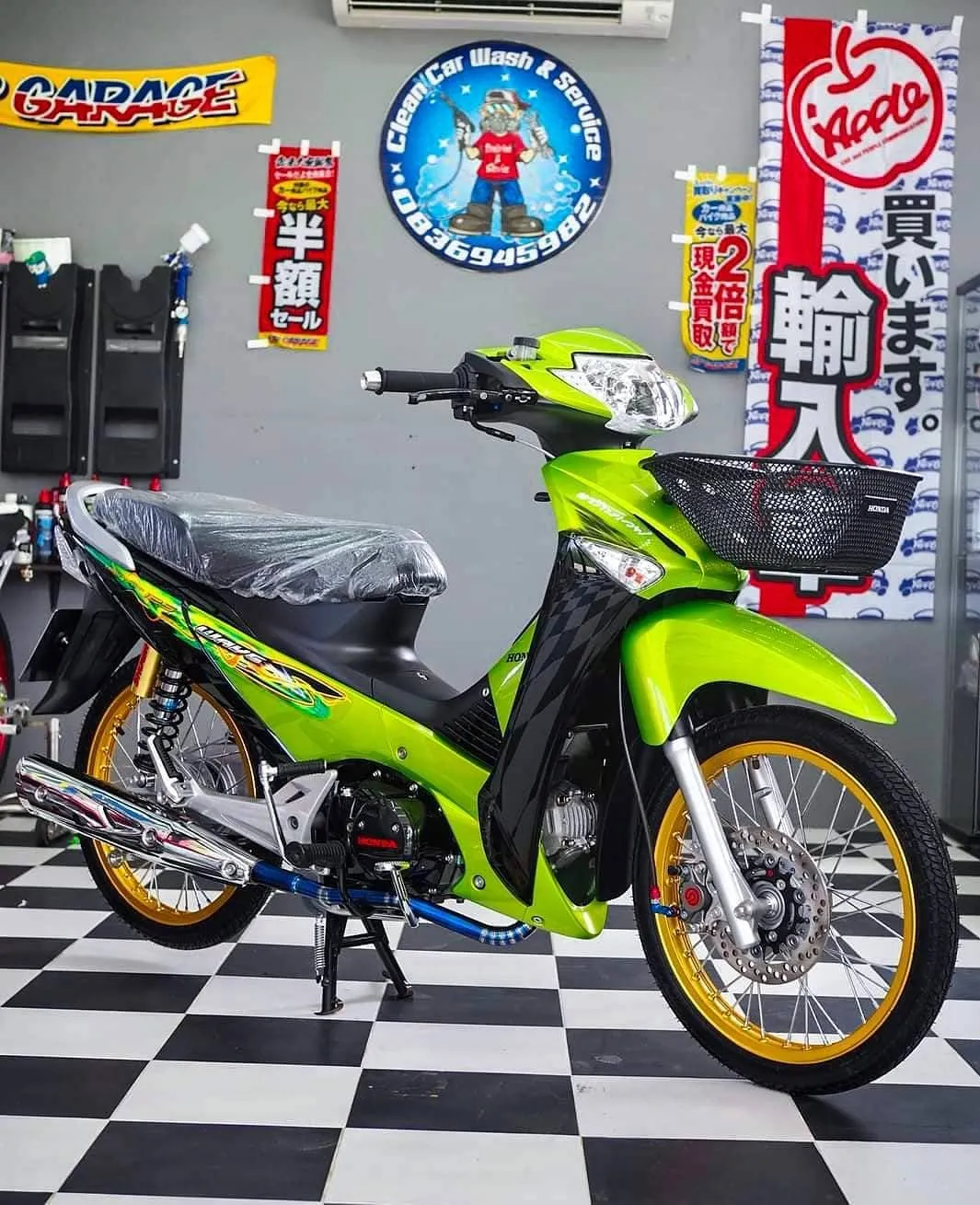 Xe Wave độ kiểng xanh với phuộc sau màu vàng nổi bật