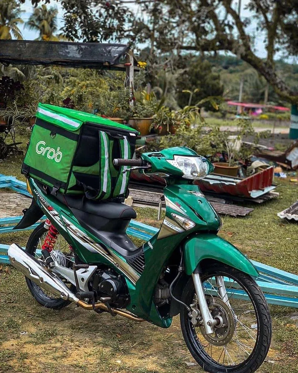 Xe Wave độ đơn giản với mâm đúc và màu xanh tươi mới