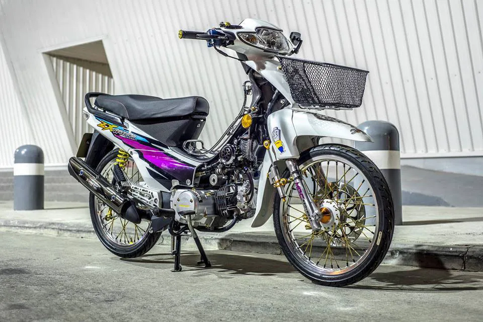 Hình ảnh tổng thể một chiếc xe Wave đã được độ kiểng, giữ nguyên kiểu dáng cổ điển.