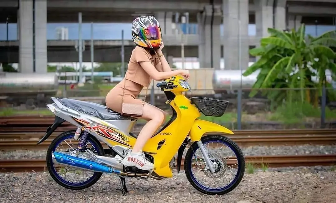 Ảnh xe Wave độ dễ thương, nổi bật với màu hồng hoặc các chi tiết trang trí ngộ nghĩnh, phù hợp với sở thích cá nhân.